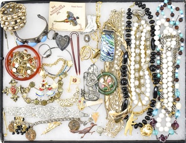 LARGE COLLECTION OF VINTAGE COSTUME JEWLRY