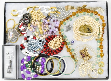 COLLECTION OF VINTAGE JEWELRY