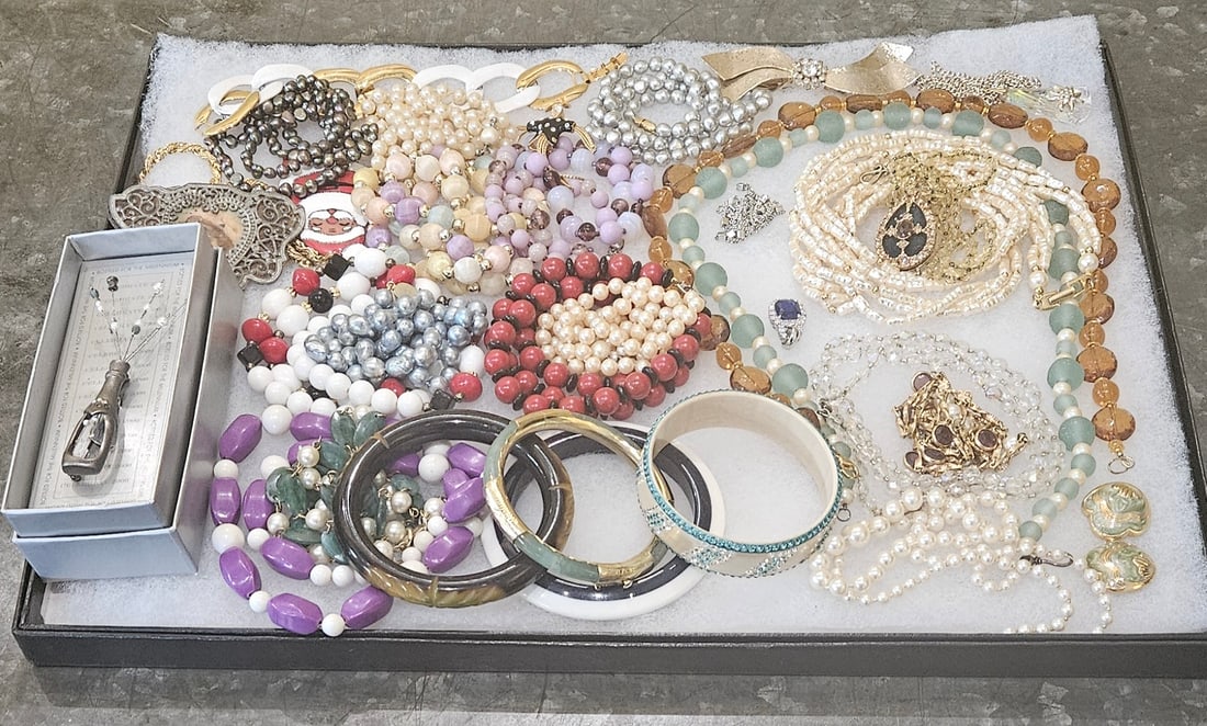 COLLECTION OF VINTAGE JEWELRY: Collection of vintage necklaces, bracelets, brooches, and earrings.