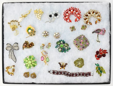 COLLECTION OF VINTAGE RHINESTONE JEWELRY BROOCHES & CLIP-ON EARRINGS