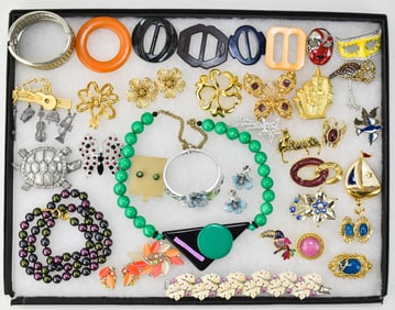 COLLECTION OF 36 PIECES OF VINTAGE COSTUME JEWELRY & BAKELITE