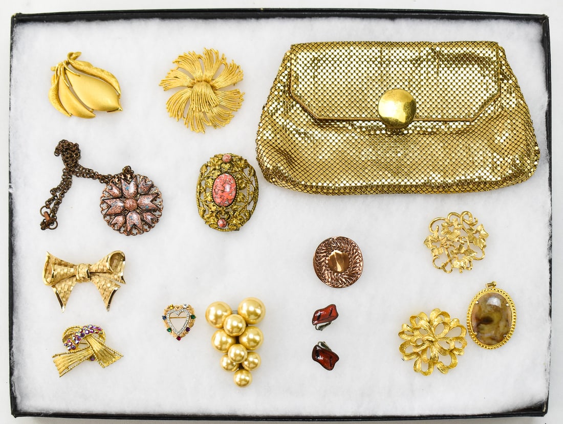 COLLECTION OF COSTUME JEWELRY BROOCHES & MORE (1 of 5)