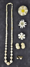 ASSORTMENT OF CARVED JEWELRY