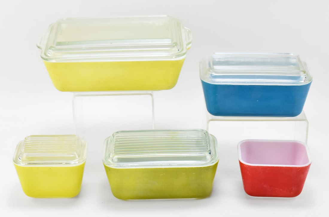 ASSORTED PYREX REFRIGERATOR DISHES: Includes a yellow #501-B 1.5 cup lidded dish, a yellow #503-41 lidded dish, an avocado #502 1.5 pint lidded dish, a #502 1.5 pint lidded dish, and a red #501-B 2.5 cup without lid.