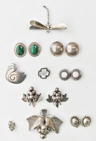 COLLECTION OF STERLING SILVER EARRINGS & BROOCHES