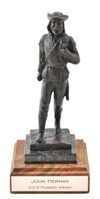 JOHN HERMAN UNIVERSITY OF OREGON '2015 PIONEER AWARD' BRONZE STATUE
