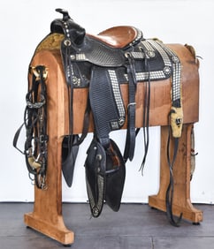 PARADE SADDLE, BREASTPLATE & BRIDLE ON WOODEN TREE