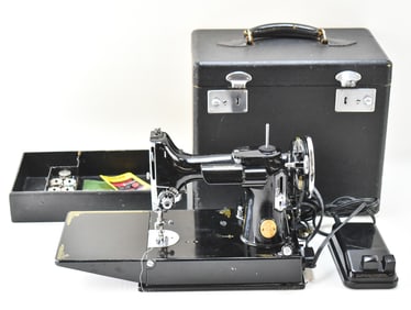 1950S SINGER FEATHERWEIGHT 221-1 SEWING MACHINE