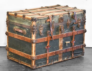 19TH CENTURY WOOD & LEATHER MOUNTED LUGGAGE TRUNK