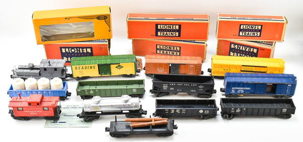 ASSORTED LIONEL TRAIN CARS