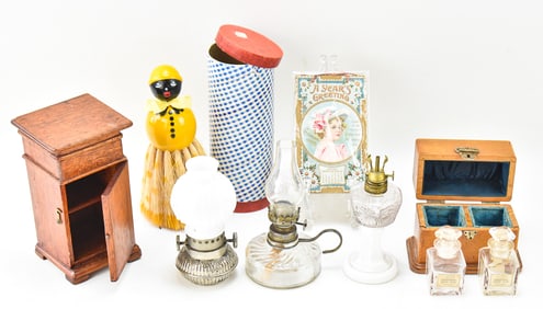 ASSORTED DECORATIVE ITEMS: MINIATURE OIL LAMPS, LUNBORG PERFUME CASE, 1907 MINIATURE COMMODE, & MORE