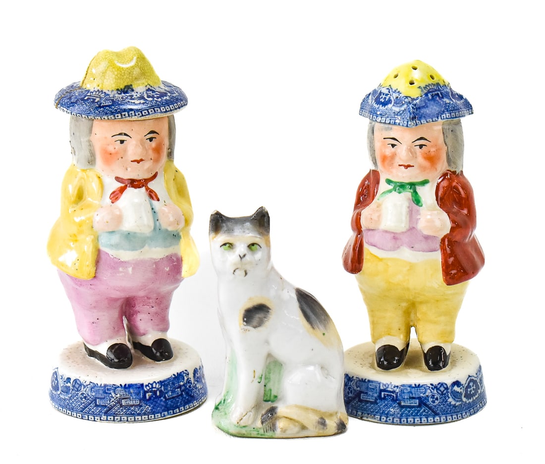 ENGLISH BLUE WILLOW PRESTOPAN TOBY SALT & PEPPER SHAKERS AND A STAFFORDSHIRE CAT (1 of 4)