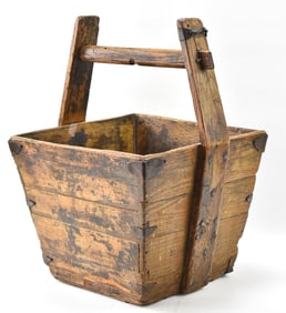 PRIMITIVE-STYLE CHINESE GRAIN BUCKET