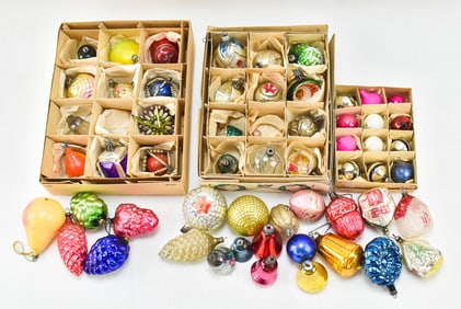 ASSORTMENT OF ANTIQUE & VINTAGE GLASS ORNAMENTS