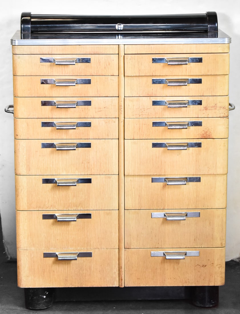 VINTAGE SHELLEY MANUFACTURING COMPANY MEDICAL CABINET: A Shelley Manufacturing Company medical cabinet with 16 drawers and an upper compartment, circa early 20th century. The item measures 43" H, 31" W, 15" D.