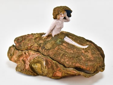 VICTORIAN FIGURAL WOMAN & MUSSEL SOUVENIR TRINKET BOX
