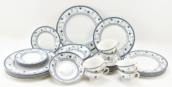 ROYAL DOULTON 'CAMBRIDGE' DINNERWARE SET