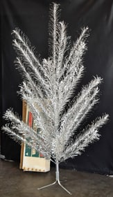 SAPPHIRE BY REGAL METAL TINSEL CHRISTMAS TREE