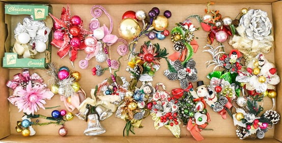 ASSORTED CHRISTMAS CORSAGES & DECORATIONS