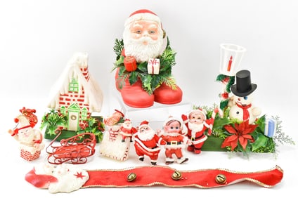 ASSORTMENT OF VINTAGE CHRISTMAS TABLETOP DECOR