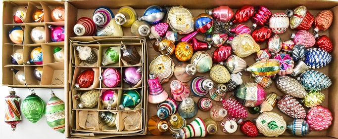 ASSORTED VINTAGE CHRISTMAS GLASS TREE ORNAMENTS