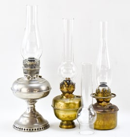 ASSORTED BRASS & PEWTER OIL LAMPS