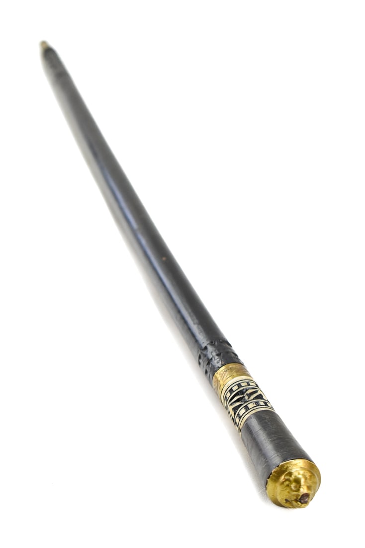 LATE 19TH CENTURY VICTORIAN EBONIZED CANE SWORD: A Victorian ebonized cane sword with a lion pommel, circa late 19th century. The item measures 35.5" H, 1.5" W, 1.5" D and the blade length is 21.5".