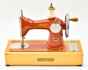 VINTAGE ORSHA CHILDREN'S CHAIN STITCH SEWING MACHINE/BOX