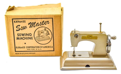 VINTAGE KAYANEE SEW MASTER CHILDREN'S SEWING MACHINE/BOX
