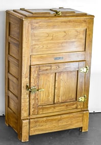 GARLAND SINGLE-DOOR OAK ICE BOX