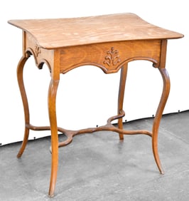VICTORIAN QUARTERSAWN OAK PARLOR TABLE