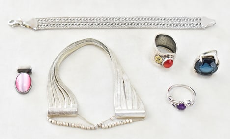ASSORTMENT OF SILVER AND NON-SILVER JEWELRY