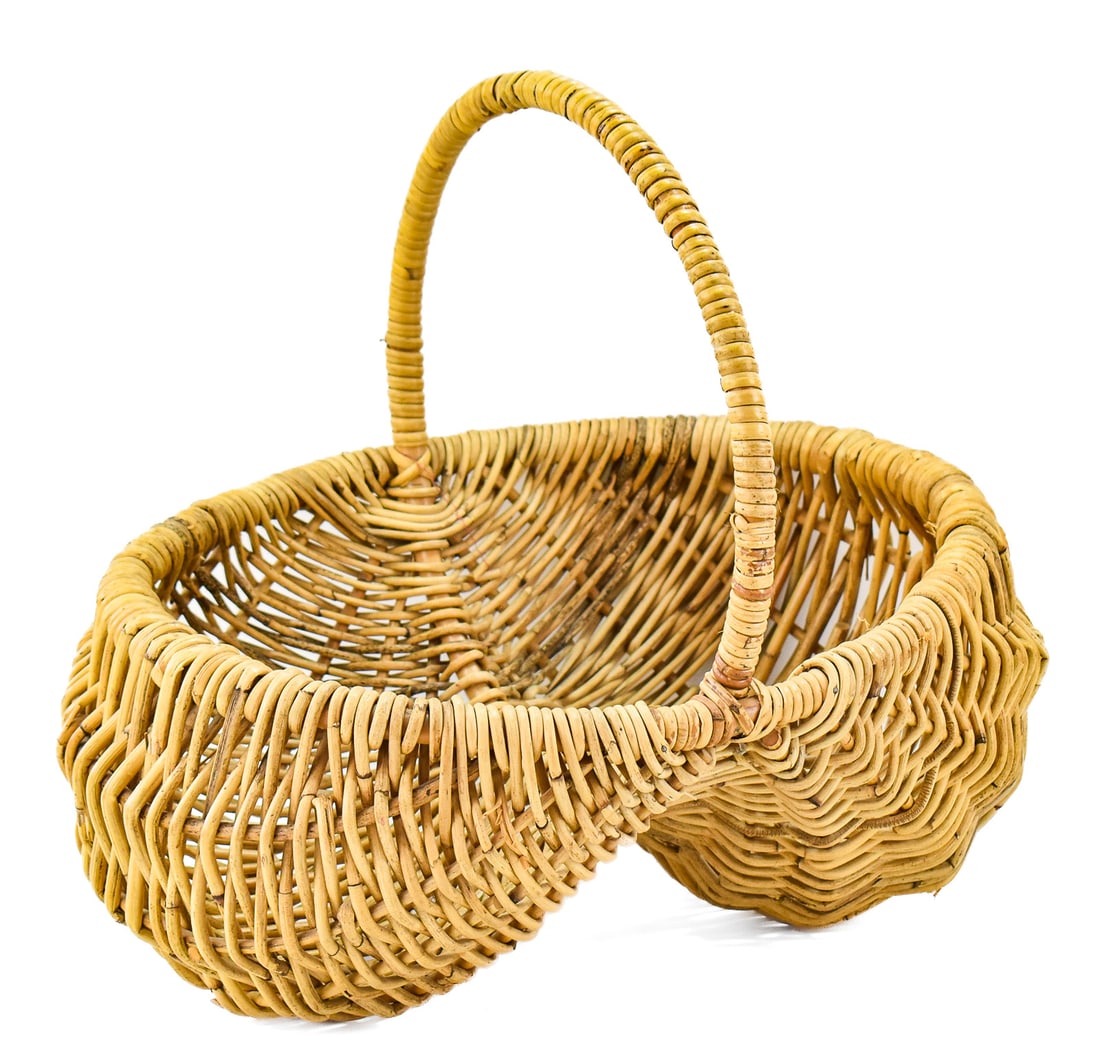 PRIMITIVE HANDWOVEN BUTTOCKS BOTTOM MARKET BASKET: Primitive handwoven buttocks bottom market basket with handle. Measures 17.5"H x 19.5"W x 15"D