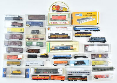 COLLECTION OF N-GAUGE TRAIN ENGINES & CARS