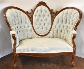 VICTORIAN-STYLE WALNUT SETTEE