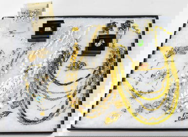 LARGE ASSORTMENT OF VINTAGE COSTUME JEWELRY