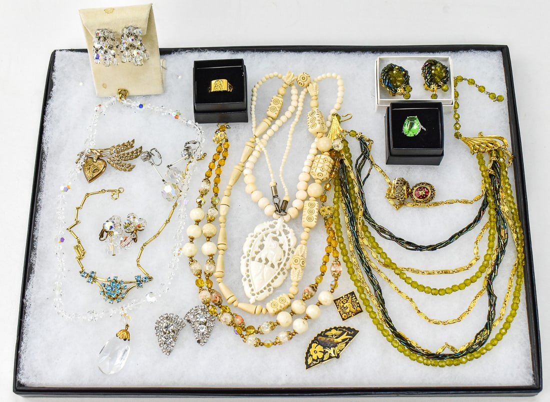 LARGE ASSORTMENT OF VINTAGE COSTUME JEWELRY (1 of 4)
