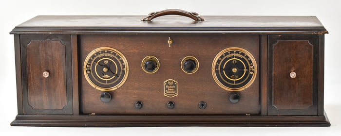 RCA SUPERHETERODYNE SECOND HARMONIC 'SEMI-PORTABLE' MODEL AR-812 TUBE RADIO