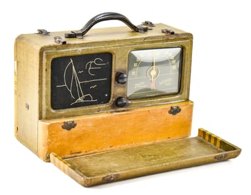 EARLY 20TH C. ZENITH UNIVERSAL WAVE MAGNET PORTABLE TUBE RADIO MODEL NO. 6G601D