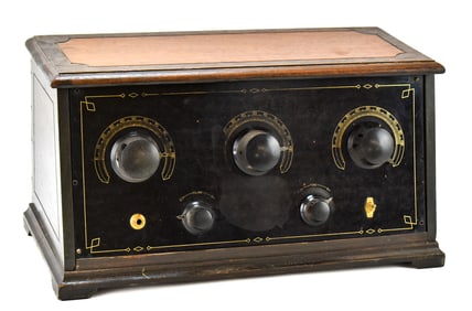 VINTAGE FIVE TUBE TABLE RADIO, CIRCA 1920s