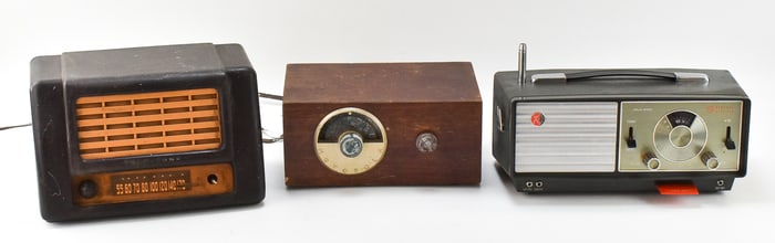 VINTAGE RADIO ASSORTMENT: GE RADIO TRANSCEIVER MODEL Y7060, TELE-TONE BAKELITE TUBE RADIO, &