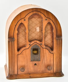 VINTAGE RCA VICTOR CATHEDRAL TUBE RADIO