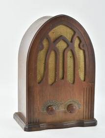 GRIGSBY-GRUNOW COMPANY MAJESTIC MODEL 194 CATHEDRAL RADIO