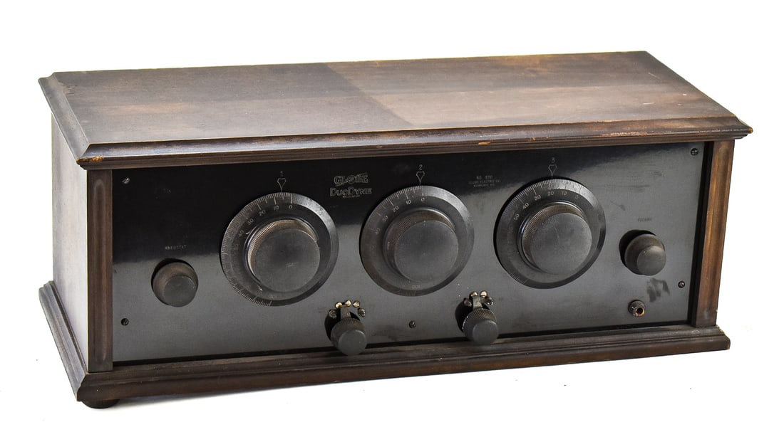 GLOBE ELECTRIC COMPANY DUODYNE TUBE RADIO MODEL 830 (1 of 4)