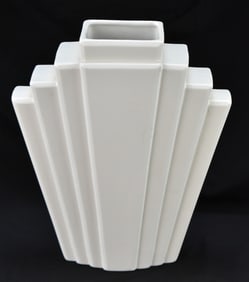 ART DECO-STYLE VASE