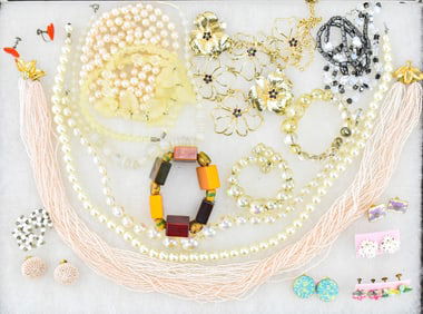 COLLECTION OF VINTAGE COSTUME JEWELRY