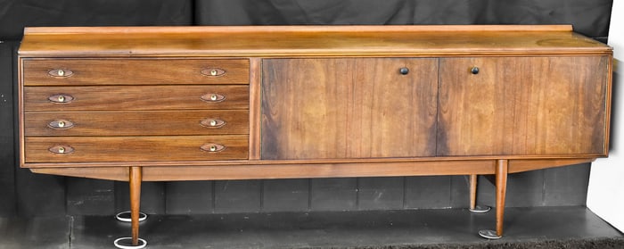 MID-CENTURY 'HAMILTON' WALNUT SIDEBOARD DESIGNED BY ROBERT HERITAGE FOR ARCHIE SHINE