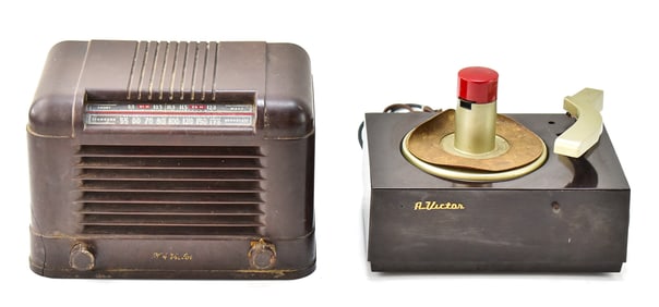 RCA VICTOR COMPANY 'FOREIGN CORRESPONDENT' 14AX RADIO & MODEL 9-JY RECORD PLAYER