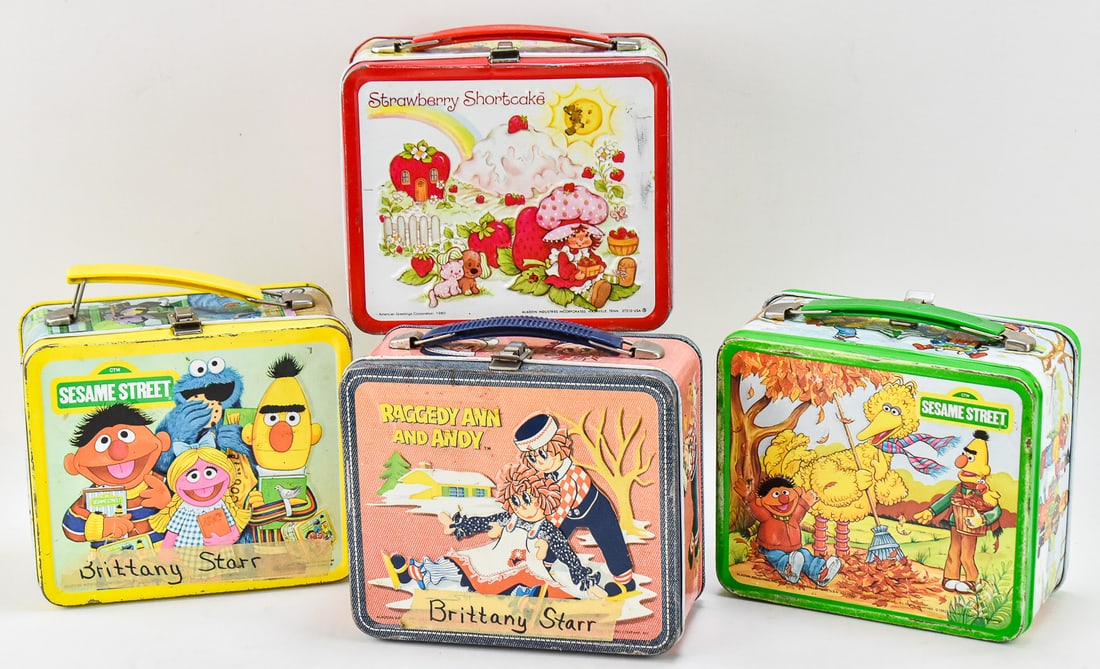 FOUR VINTAGE LUNCH BOXES (1 of 2)