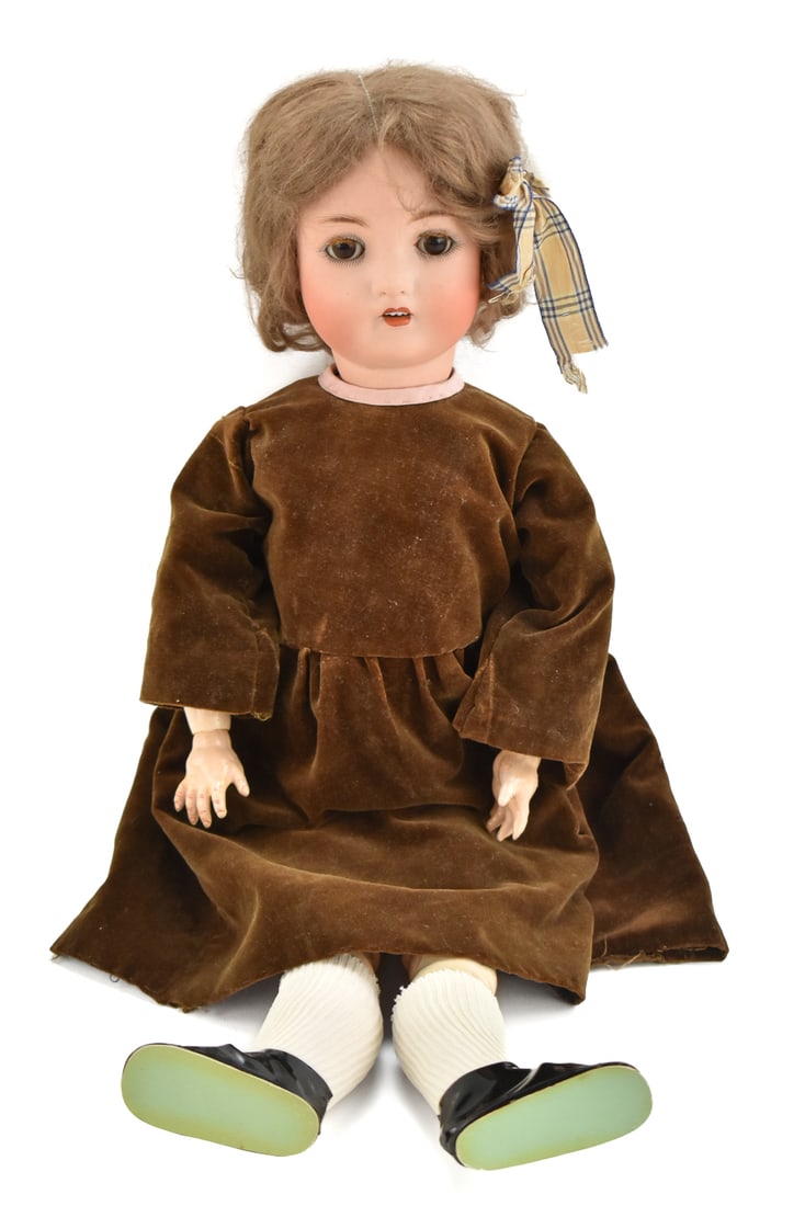 EARLY 1900s SCHUTZMEISTER & QUENDT GERMAN DOLL: An early 1900s Schutzmeister & Quendt Germany doll with sleepy eys, bisque head and composition body, measuring 22" H x 8" W x 4" D.